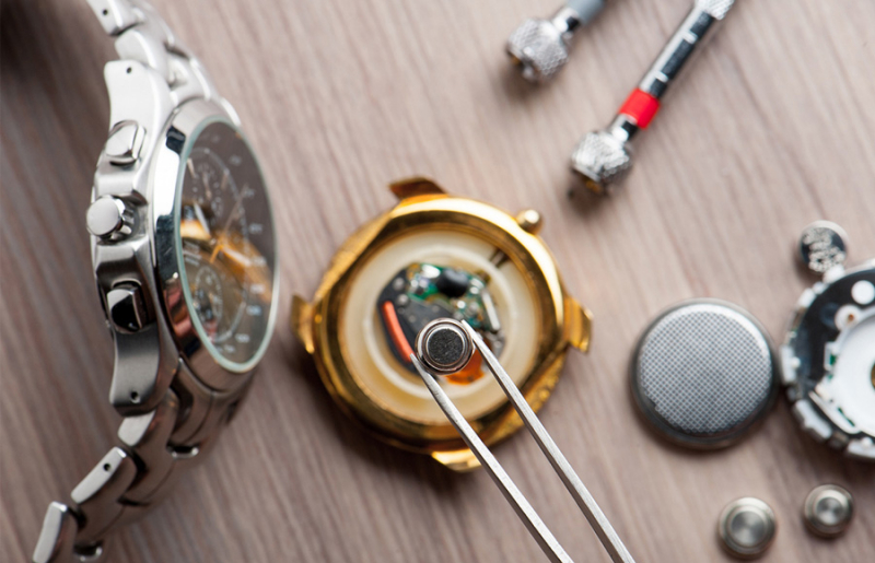 Những dấu hiệu dễ nhận biết đồng hồ sắp hết pin