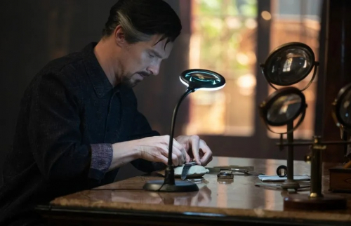 Doctor Strange hóa thợ sửa đồng hồ trong bom tấn mới nhất của Marvel?
