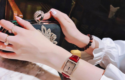 Top 9+ đồng hồ nữ sang chảnh “gây sốt” nhất trong năm
