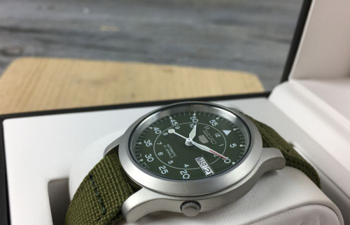 Đồng hồ Seiko 5 SNK805K2 - Phong cách quân đội mạnh mẽ cho chàng