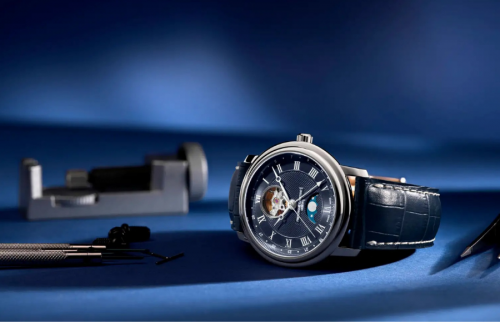 Thương hiệu Frederique Constant mang trở lại thiết kế biểu tượng Classics Heart Beat Moonphase Date