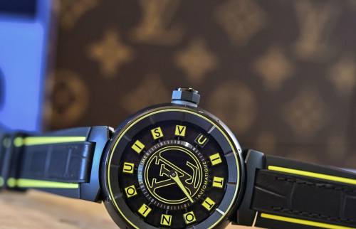 Trên tay đồng hồ Louis Vuitton Tambour mới: Mặt số 3D gắn LED cực độc
