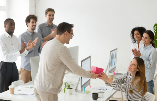 30+ gợi ý quà chia tay đồng nghiệp nam, nữ ý nghĩa nhất
