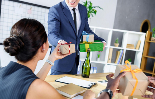 15+ gợi ý quà tặng nhân viên cuối năm cho các doanh nghiệp
