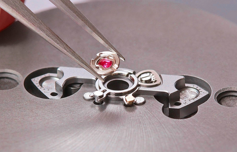 Novodiac – Bộ giảm sốc tinh vi bảo vệ trái tim của đồng hồ Thụy Sĩ