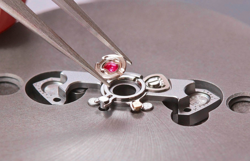 Novodiac – Bộ giảm sốc tinh vi bảo vệ trái tim của đồng hồ Thụy Sĩ