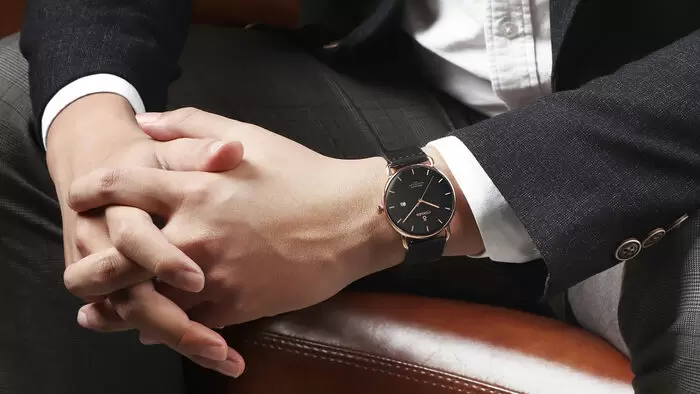 Đeo đồng hồ tay phải hay tay trái có ý nghĩa gì?