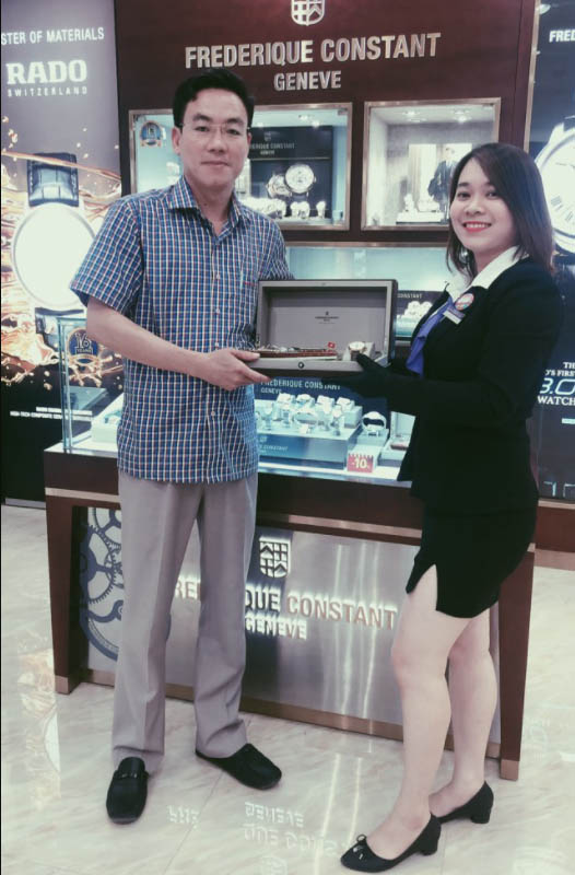 Anh Vương Quang Hòa mua đồng hồ tại Galle Watch