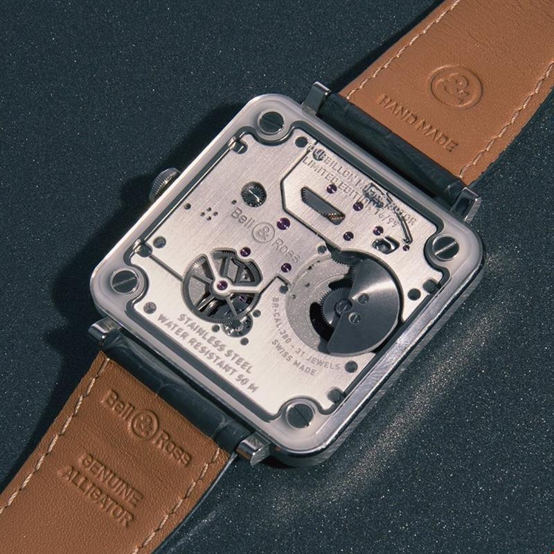 Mặt sau đồng hồ Bell & Ross
