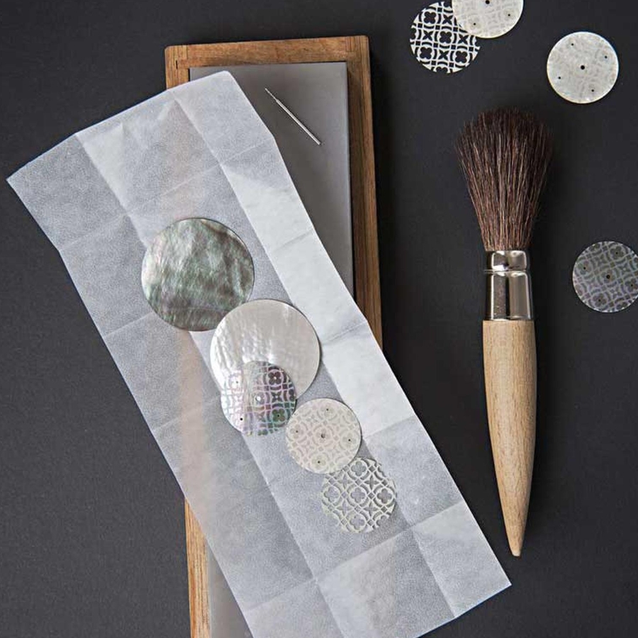 Để hoàn thiện mặt số xà cừ cần trải qua rất nhiều công đoạn cùng sự kiểm tra khắt khe