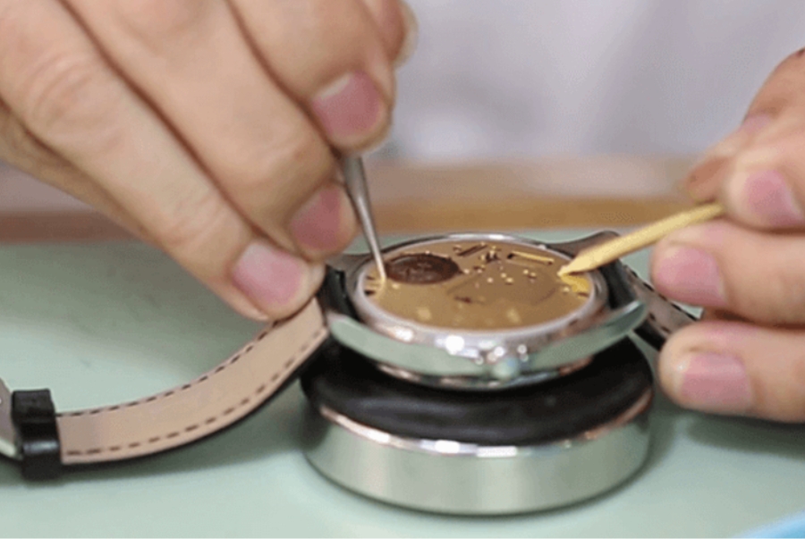 tháo dây và nắp đồng hồ 