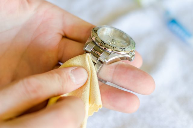 lau đồng hồ thường xuyên để tránh bộ máy đồng hồ bị bụi bẩn gây nên không hoạt động được