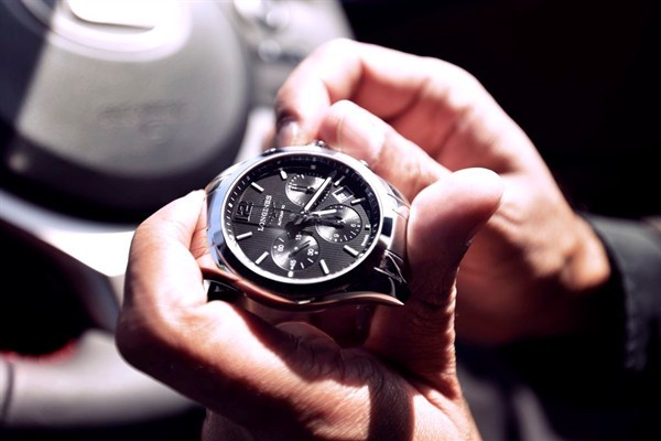 Đồng hồ lên dây cót bằng tay người dùng tự xoay núm vặn để chỉnh giờ