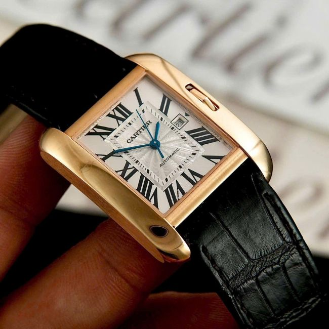 Mẫu Tank Anglaise với núm vặn được giấu khéo léo trong thân vỏ