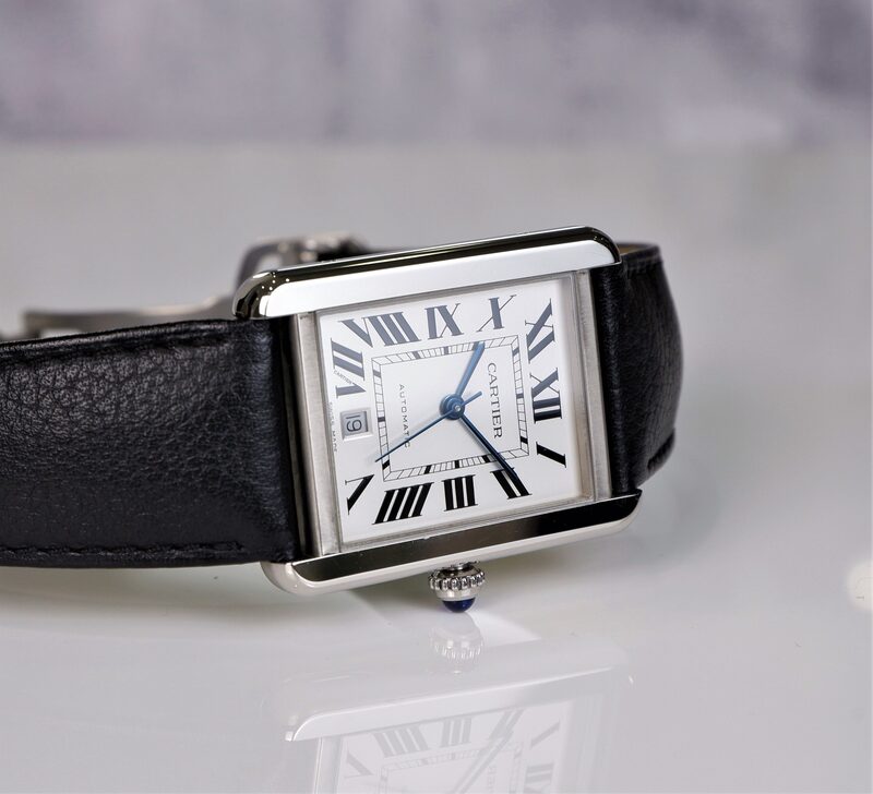 Tank Solo có mặt số tối giản và dây da cao cấp