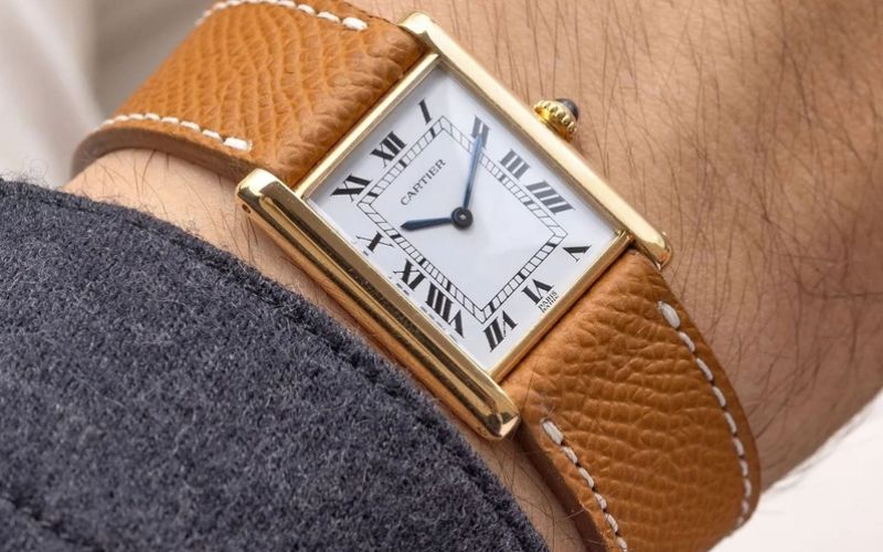 Mặt số của đồng hồ Tank thường theo phong cách tối giản cổ điển