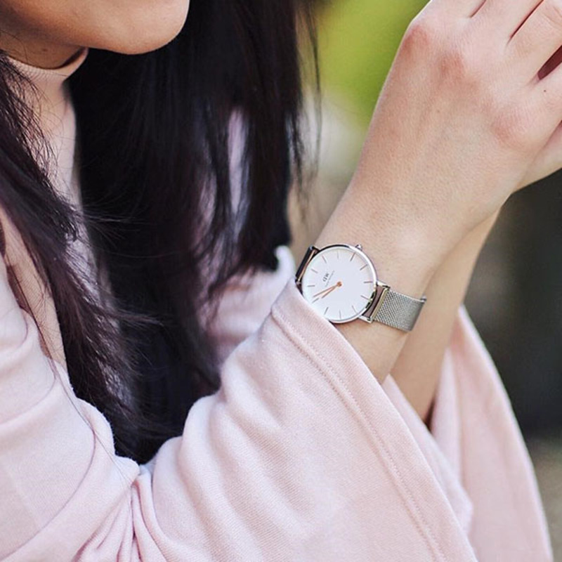 Đeo đồng hồ tay phải phù hợp khi thuận tay trái, muốn tạo điểm nhấn thời trang hoặc cần sự linh hoạt trong sử dụng