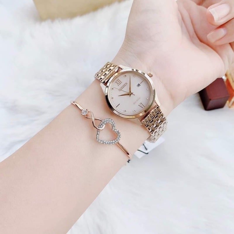 Đeo đồng hồ úp phù hợp khi làm việc đặc thù, môi trường dễ va chạm hoặc cần bảo vệ mặt kính