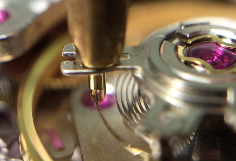 Etachron bao gồm 4 bộ phận chính giúp điều cho chiếc đồng hồ đạt được độ chính xác cao nhất