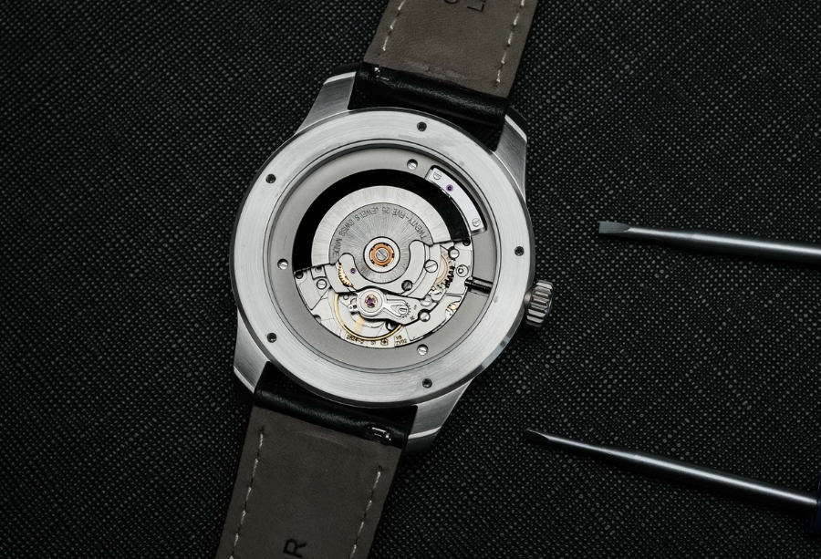 Hệ thống Etachron hoạt động dựa trên một tổ hợp các chi tiết tương tác trực tiếp với dây tóc của đồng hồ