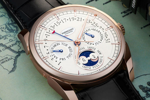 Triple Calendar là tính năng hiển thị lịch ngày, thứ, tháng trên mặt đồng hồ