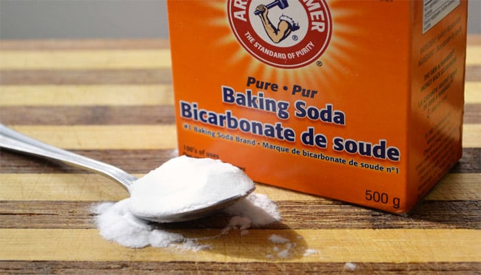 Dùng baking soda khuấy đều với nước để xử lý vết xước trên mặt kính đồng hồ
