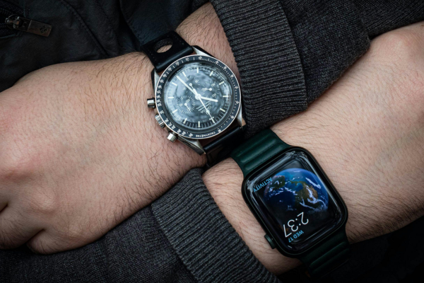 Kết hợp smartwatch và đồng hồ cơ tạo sự cân bằng hiện đại, cổ điển