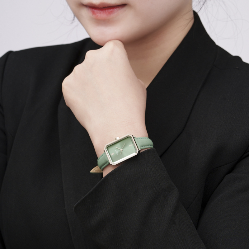 Đồng hồ nữ giúp tôn lên vẻ thon gọn cho cổ tay