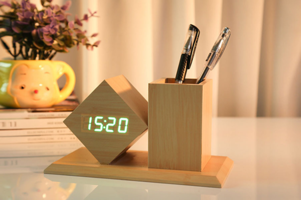 đồng hồ led để bàn gỗ