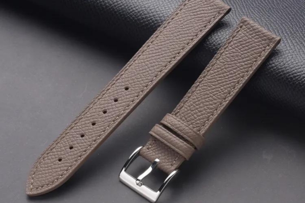 Bề mặt da Epsom nổi bật với hệ vân hạt nhỏ, đồng đều