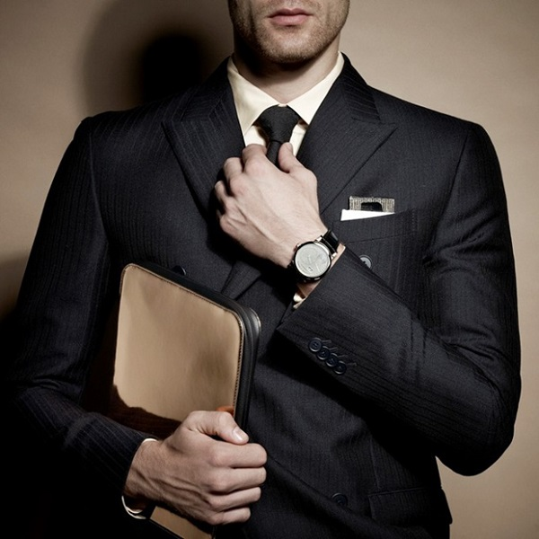Bộ suit đen rất phù hợp với đồng hồ Casio dây da đen