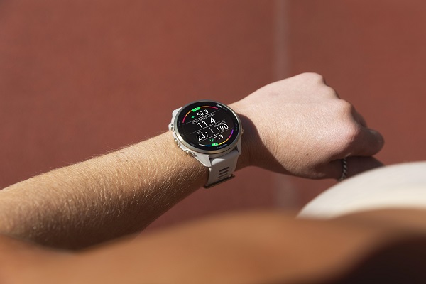 Đồng hồ hiển thị các chỉ số Running Dynamics hỗ trợ phân tích kỹ thuật chạy