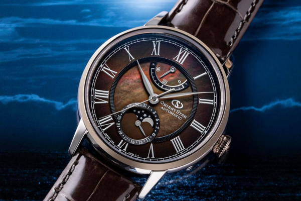 Orient Star Classic Moonphase RE-AY0121A00B nổi bật với mặt số khảm trai