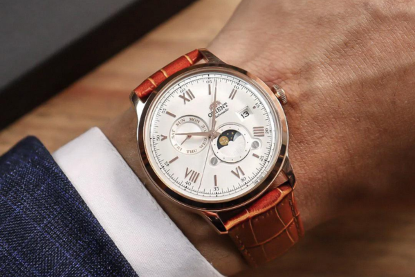 Orient Classic Sun and Moon RA-AK0801S30B với ô hiển thị Sun and Moon
