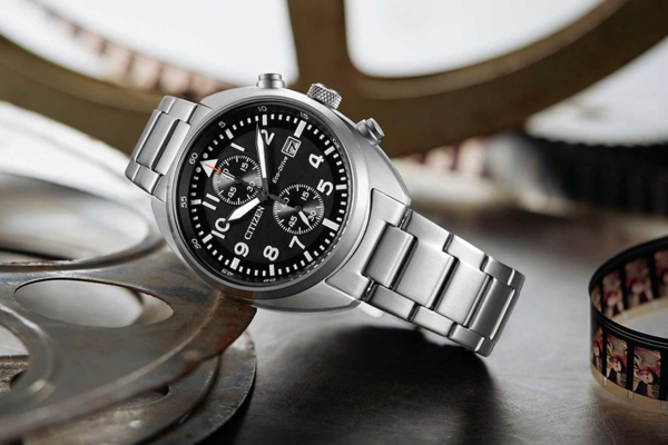 Citizen AT2420.83E nổi bật với mặt số đen Sunray và công nghệ Eco-Drive