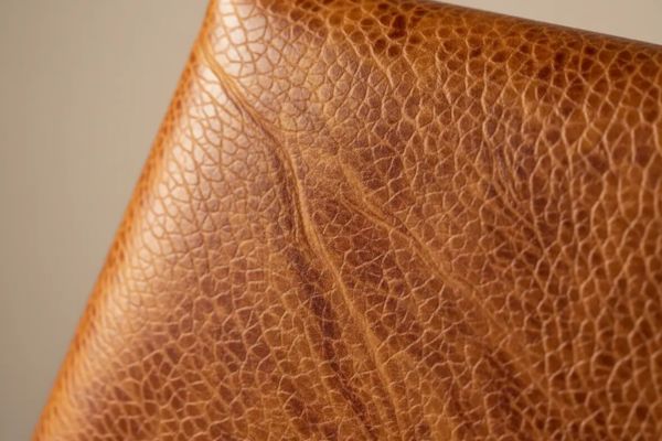 Màu sắc và bề mặt Full Grain Leather không hoàn toàn đồng nhất