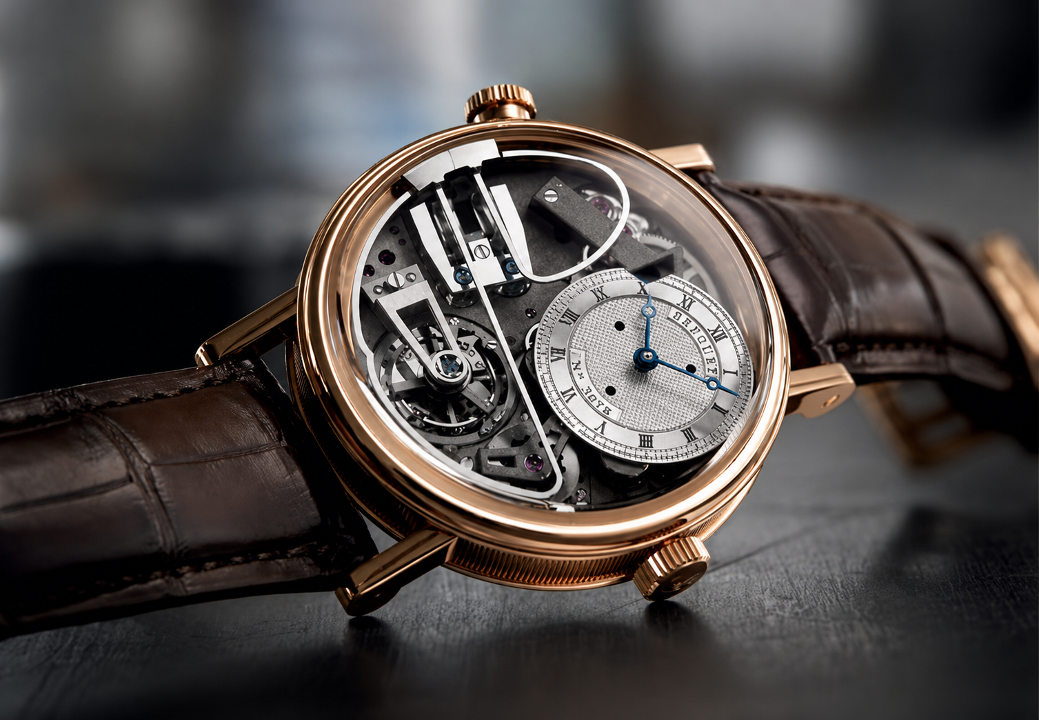 Đồng hồ cơ Automatic sử dụng năng lượng cơ học