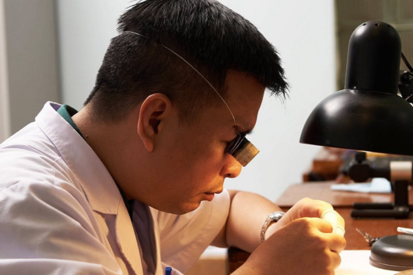 Đội ngũ Galle Care thay pin đồng hồ chuyên nghiệp, nhanh chóng