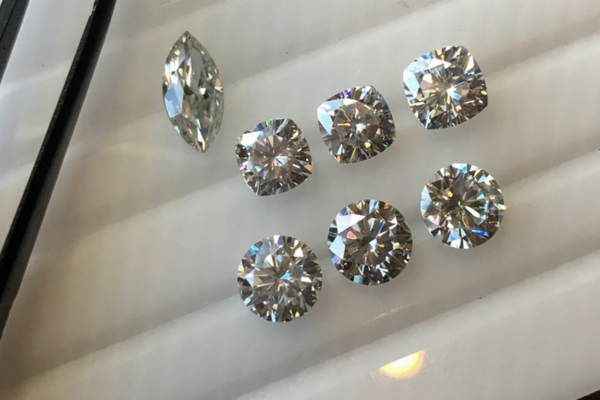 so sánh Đá Moissanite và kim cương tự nhiên