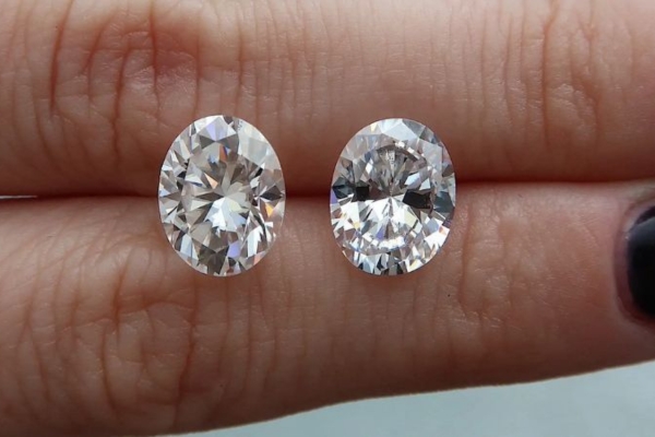 phân biệt đá Moissanite và kim cương qua màu sắc cạnh giác của viên đá