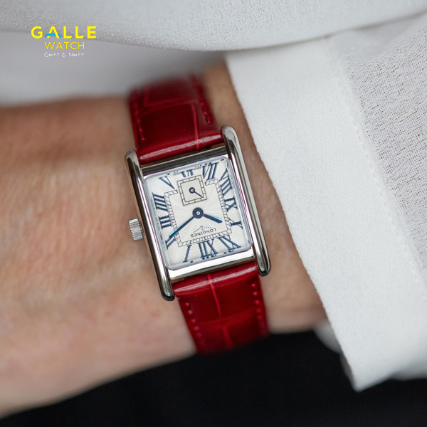 sản phẩm Longines Mini DolceVita L5.200.4.71.5 gây ấn tượng với thiết kế mang sắc đỏ nổi bật