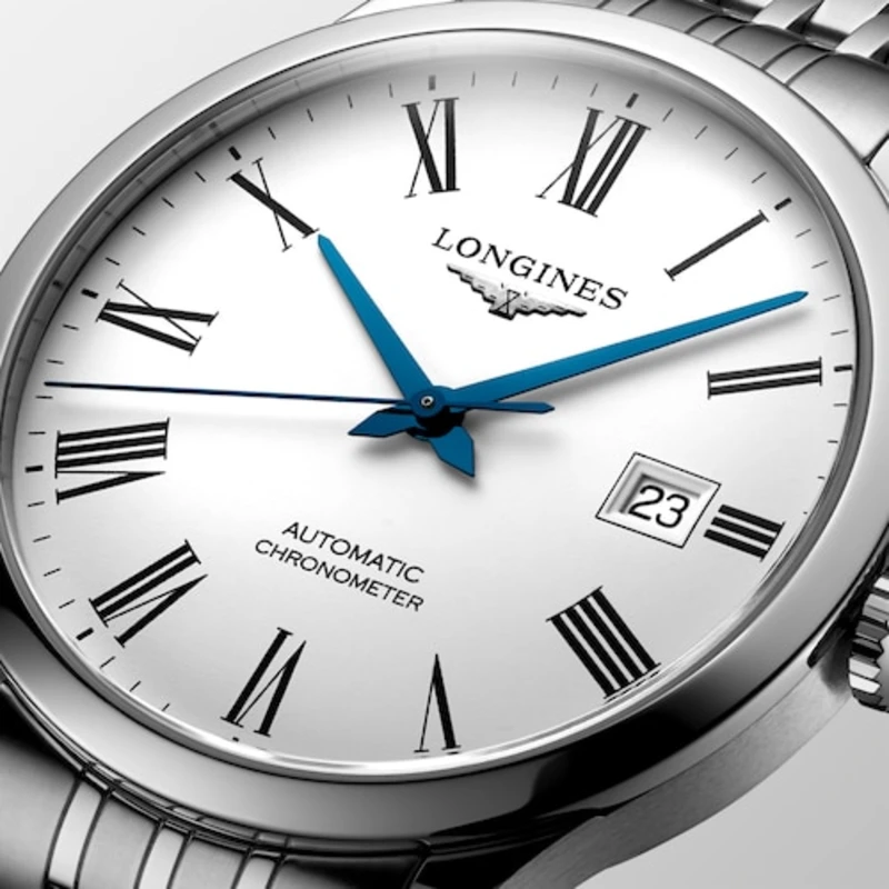 Longines Record sử dụng mặt kính Sapphire chống trầy xước tốt