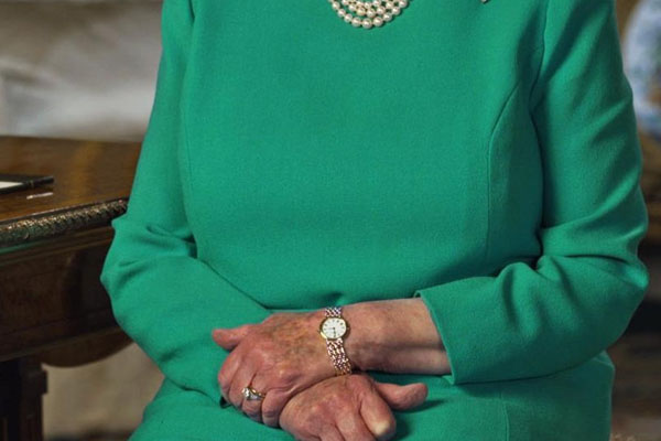 chon-dong-ho-theo-mau-da