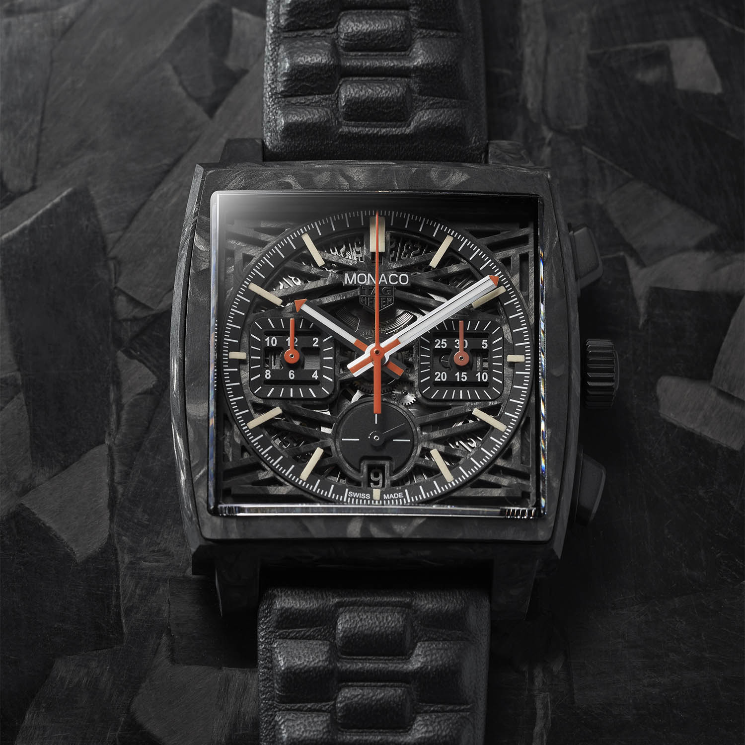 Dây của chiếc TAG Heuer độc bản này nhìn qua cứ ngỡ là dây kim loại mạ đen đồng bộ nhưng thực chất đây là dây da