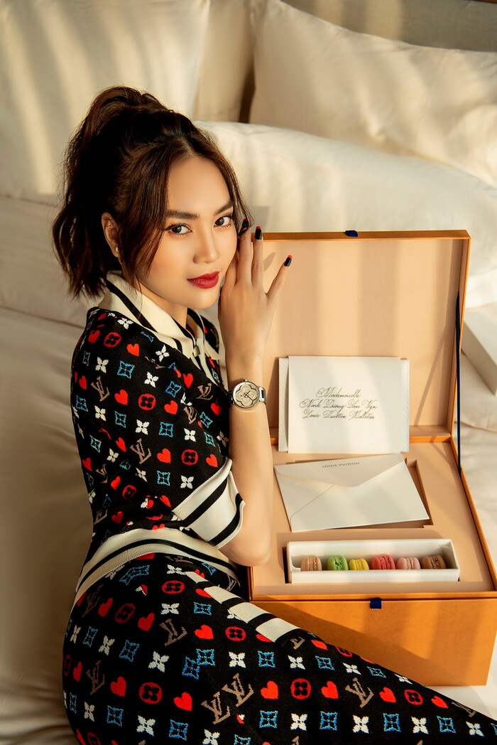 Louis Vuitton Tambour Moon Divine (gần 200 triệu đồng)