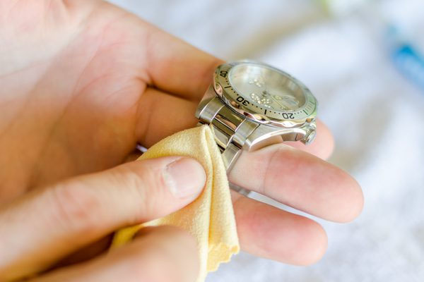 Sử dụng vải bông mềm để làm sạch đồng hồ dây kim loại