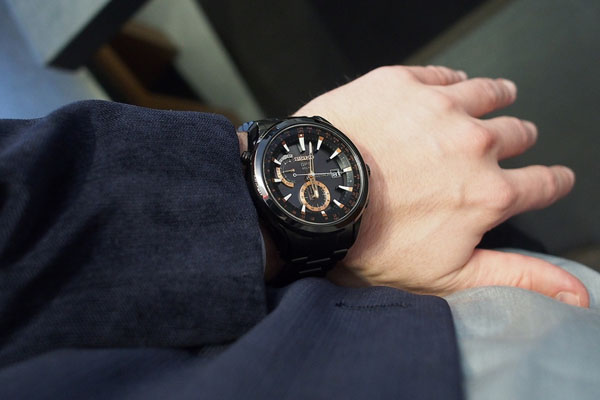 gia-dong-ho-seiko-astron-2012