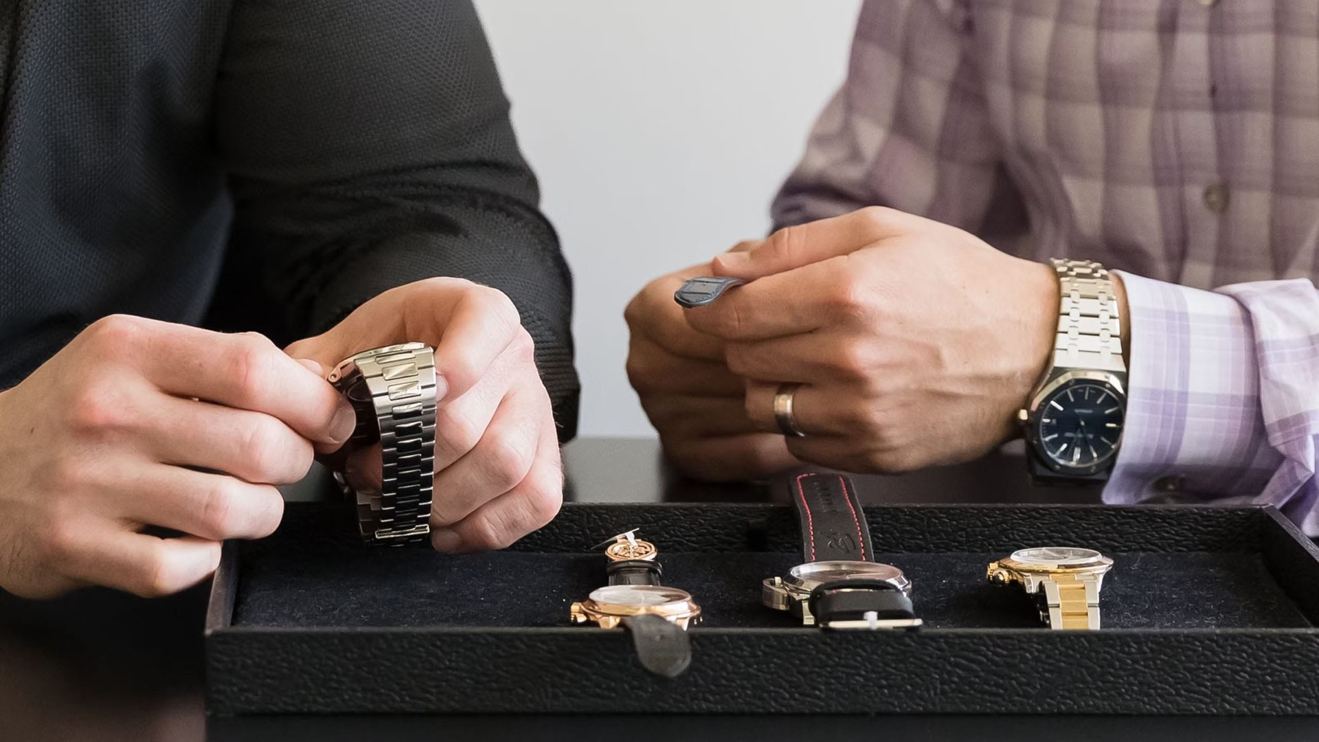 Đồng hồ Pre-Owned là gì