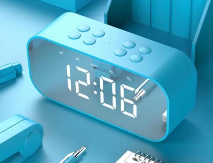 Đồng hồ led để bàn được tích hợp nhiều chức năng trong thiết kế khá nhỏ gọn