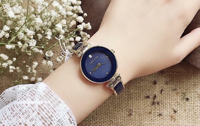 Đồng hồ nữ dây kim loại